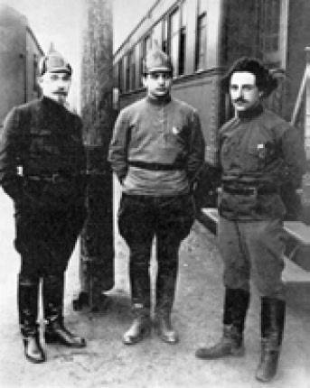 Г. К. Орджоникидзе (справа), М. Н. Тухачевский, И. Т. Смилга. 1920 Г. К. Орджоникидзе (справа), М. Н. Тухачевский, И. Т. Смилга. 1920